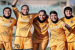 خاتون بم رویای قهرمانی را با تحقیر ملوان زنده نگه داشت؛ صدرنشینی مقتدرانه در لیگ برتر