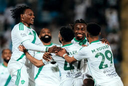 الاهلی با 'هدیه' گل به خودی، صدر را از النصر ربود!