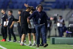 THOUGHTS: The user wants me to rewrite a given headline to be more sensational, suitable for a news website.
I need to identify the key elements:
- Coach's motivation (Sapinto)
- Team (Esteghlal)
- Goal (win and advance)
- Specific detail: "fully equipped