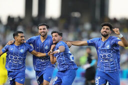 THOUGHT: The user wants me to rewrite a given title into a clickbait, sensational news headline for a website.
The original title is: "بدون پنج بازیکن مورد غضب واقع شده/ ترکیب احتمالی استقلال برای بازگشت به صدر" (Without five out-of-favor players/ Probabl