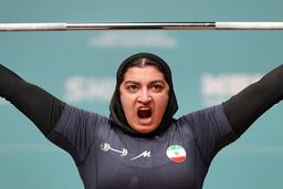 رسوایی در وزنه برداری: زهرا حسینی با حرکت یک ضرب مدال برنز گرفت!