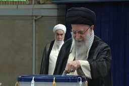 رهبری: جمهوری اسلامی قوامش به حضور مردم است