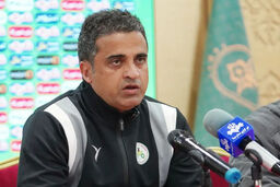 کنایه سنگین امیدیان: نکند جلوی پرسپولیس ۱۰ نفره شویم؟!