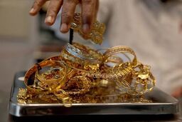 THOUGHT: The user wants me to rewrite a given headline into a "sensational" headline suitable for a news website.
The original headline is: "طلای جهانی در مرز ۵۶۰۰ دلار؛ هر اونس ۵ هزار و ۵۸۷ دلار شد" (Global gold on the verge of $5600; each ounce became $