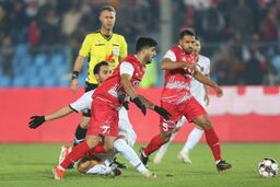 انتقام آبی از پرسپولیس: آیا استقلالیِ کینه‌جو، چرخ تراکتور را علیه سرخ‌ها می‌چرخاند؟