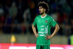 THOUGHT: The user wants me to rewrite a news headline into a clickbait-y, sensational headline suitable for a news website.
The original headline is: "سومین خرید زمستانی پرسپولیس قطعی شد؛ مدافع تیم امید سرخ‌پوش می‌شود" (Persepolis' third winter signing co