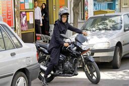 خبر مهم برای دختران ایران/ موتورسواری قانونی شد؟