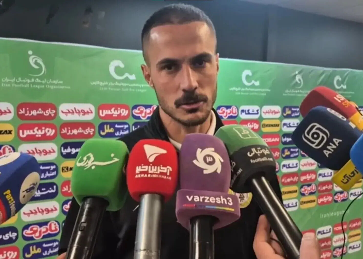 شوک بزرگ: مدافع فجر: داور 'کیک و تمشک' را دو دستی تقدیم استقلال کرد!