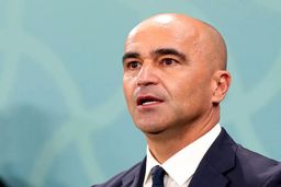شوک بزرگ در اولدترافورد: یونایتد سنگ بزرگ را شکار کرد! سرمربی پرتغال آمد؛ روبرتو مارتینز جانشین کریک!