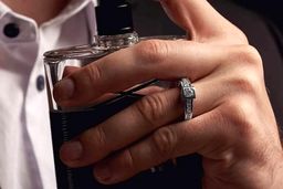راهنمای جامع انتخاب عطر مردانه بر اساس فصل، استایل و موقعیت