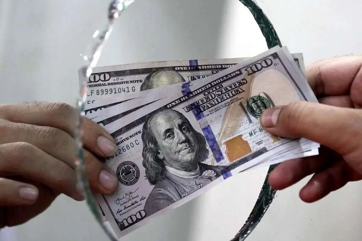 افشای پشت پرده تک نرخی شدن ارز: نرخ ۱۱۷ هزار تومانی رسماً کلید خورد!